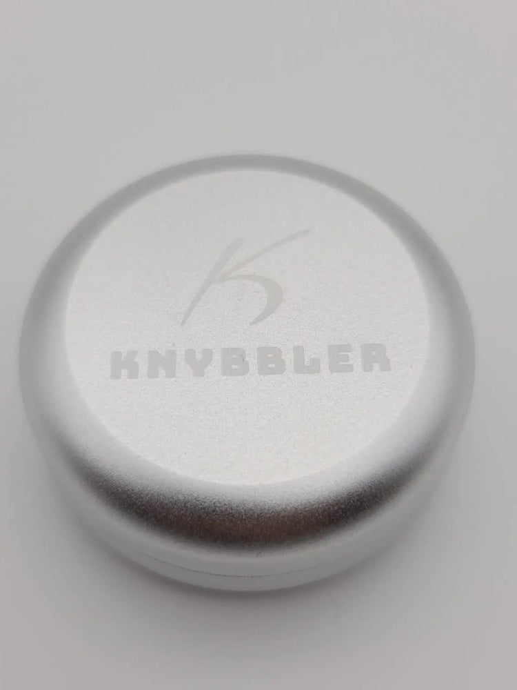 Aufbewahrungsdose / Luftdicht / Wasserdicht / Lichtdicht / Knybbler Cannapuck 1.0 / Metall Dose / ø55x23mm / Pillendose (silber) Knybbler
